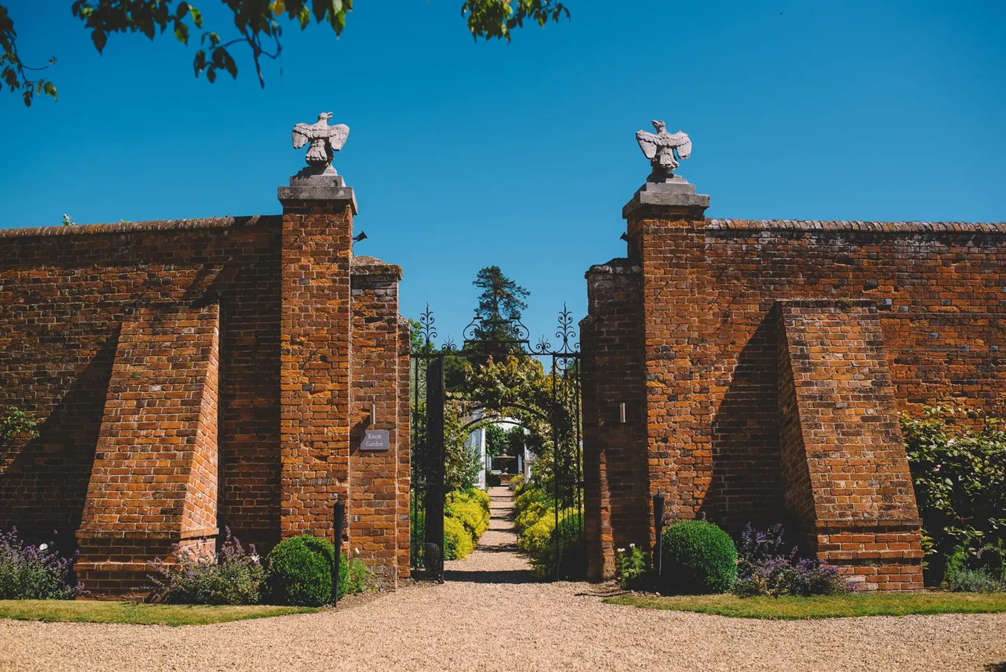 20-braxted-park-garden-gates-bridgwood-wedding-photography