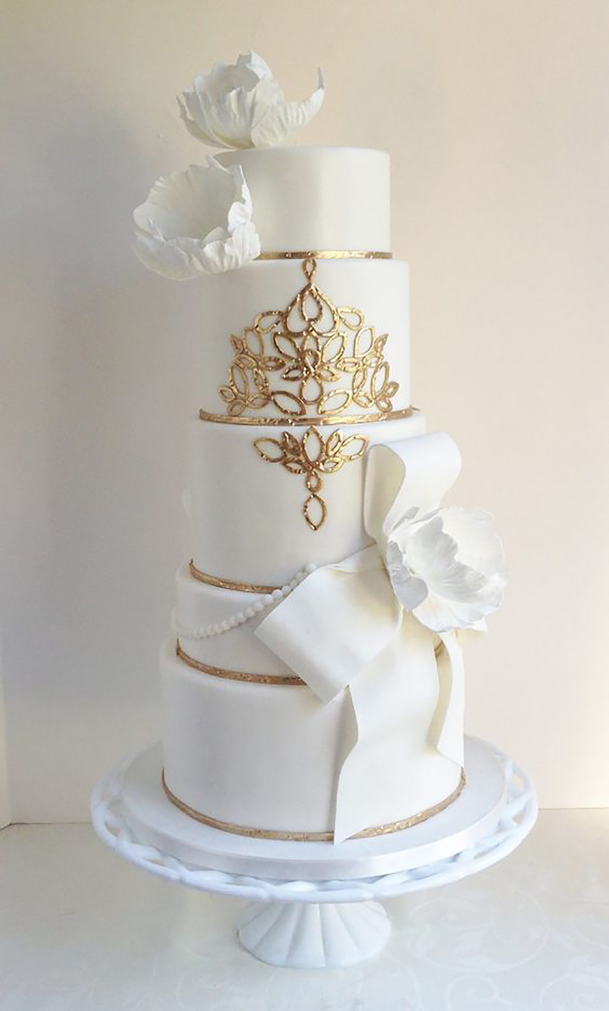 22 Wedding Cakes Fit for a Fairy Tale - A glamorous touch | CHWV