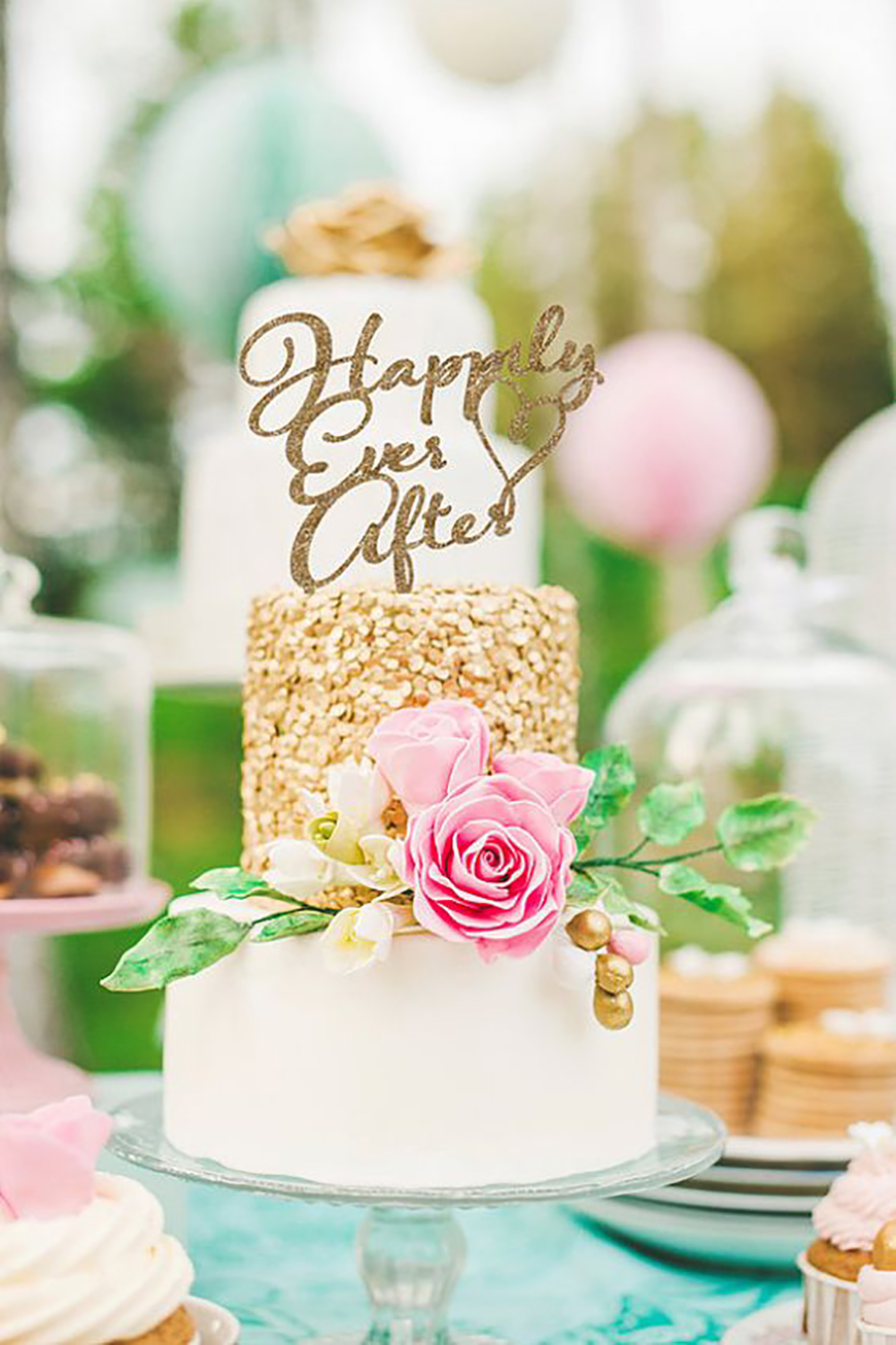 22 Wedding Cakes Fit for a Fairy Tale - Classic love story | CHWV