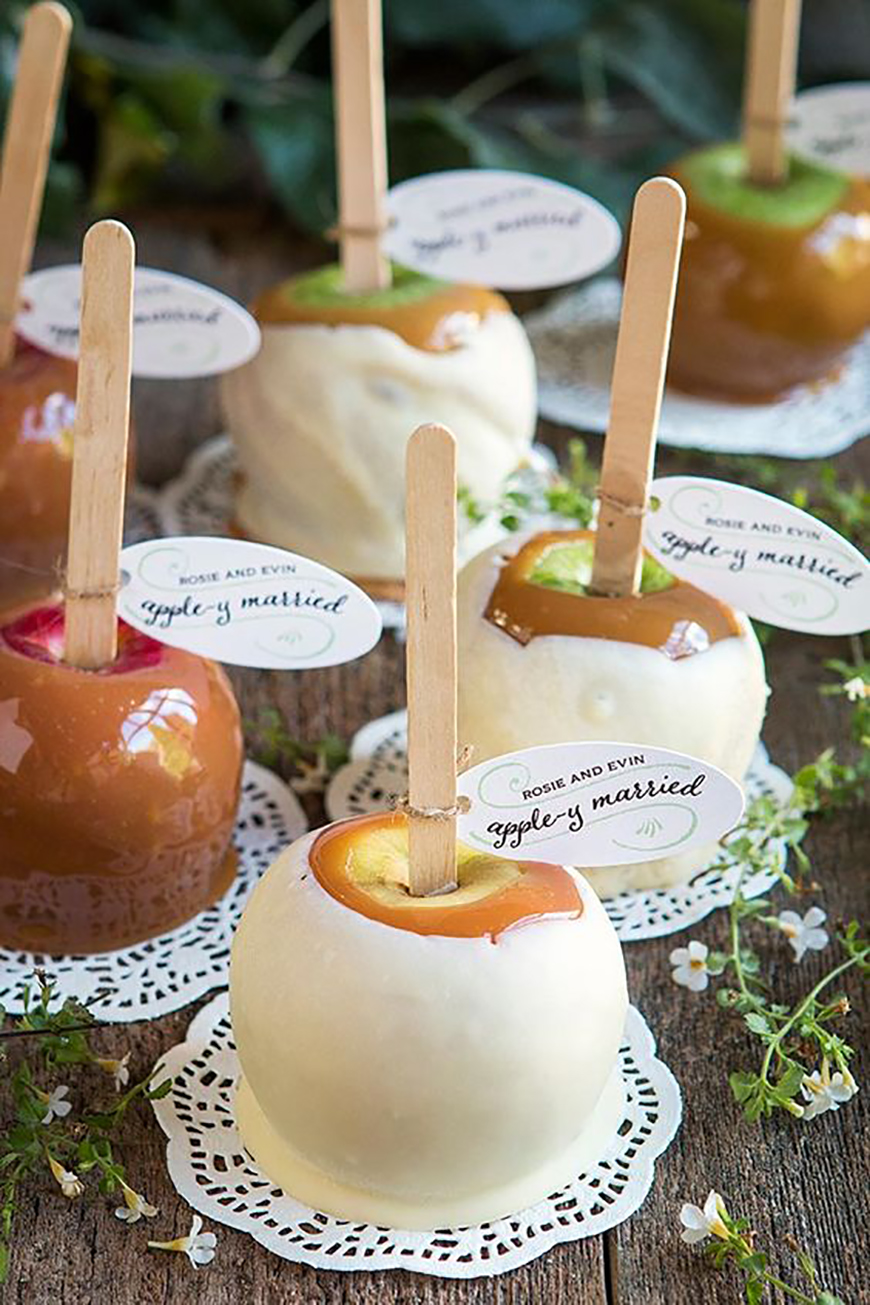 20 Festive Favours for a Winter Wedding - Toffee apples | CHWV