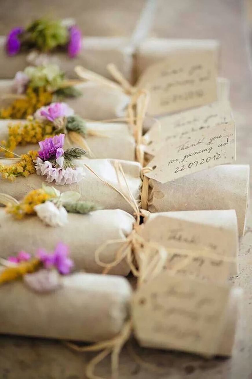 20 Festive Favours for a Winter Wedding - Crackers | CHWV