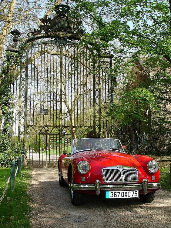 Awesome Wedding Cars for the Groom - Classic british | CHWV