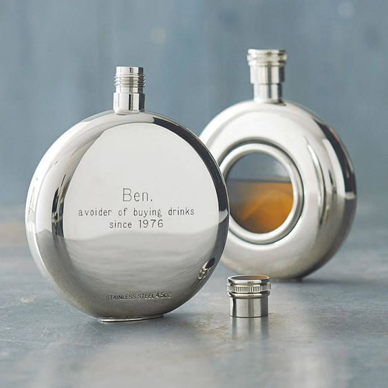 13 Wedding Gift Ideas: For the Groom - Hip flask | CHWV